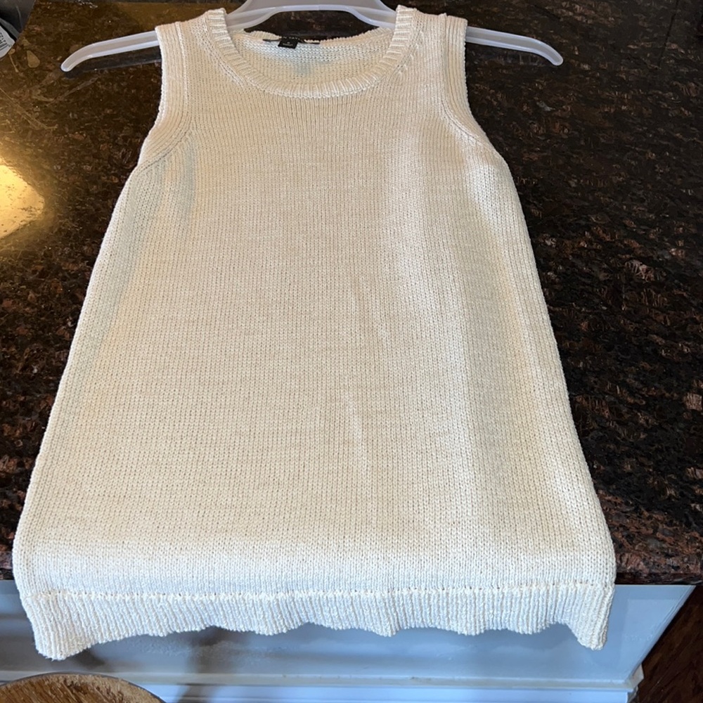 Ann Taylor Woman's top. Size Medium.